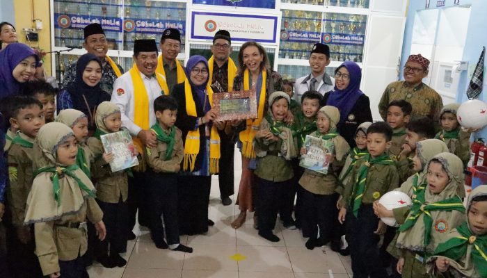 Menteri Australia Kagumi Pembelajaran Kreatif di MI Muhammadiyah 5 Surabaya