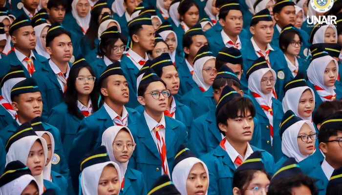 9.437 Mahasiswa Baru Unair Dikukuhkan, Rektor: Raih Prestasi dengan Moral
