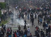 Demo di DPR Ricuh, Polisi Pukul Mundur Massa, Jalan Dialihkan.