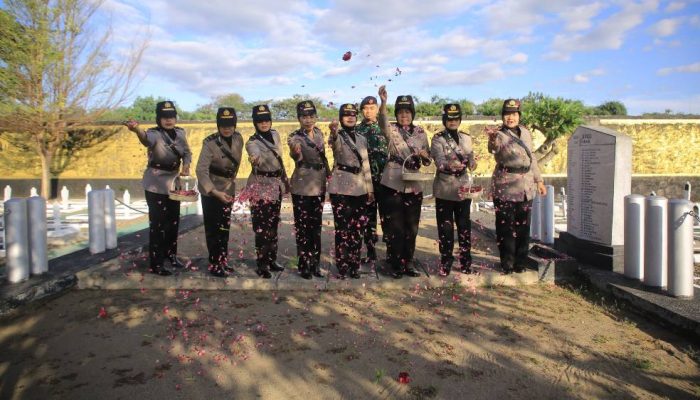 Peringati HUT ke-77, Polwan Polres Madiun Gelar Ziarah di TMP Kota Madiun