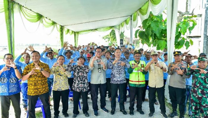 Dukung Swasembada Pangan, Bupati Lamongan Mulai Tanam Padi Musim Ketiga