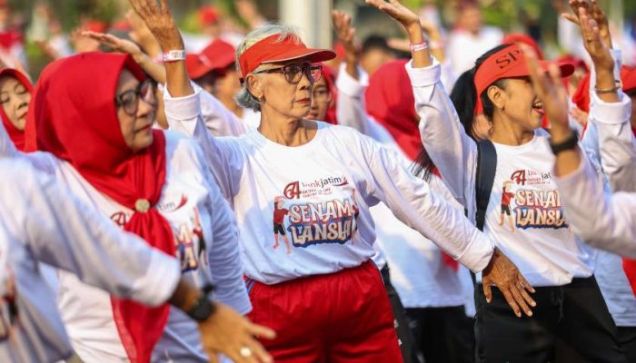 Ratusan Lansia Surabaya Ikuti Senam Sehat di Balai Kota