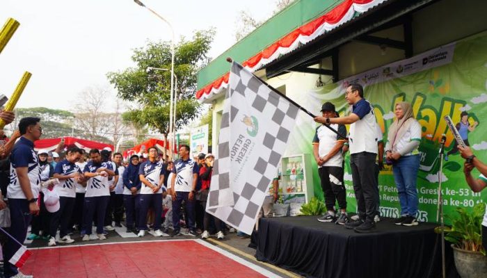 Meriah! Petrokimia Gresik Rayakan HUT ke-53 dan HUT RI ke-80 Lewat Jalan Sehat Bersama Warga