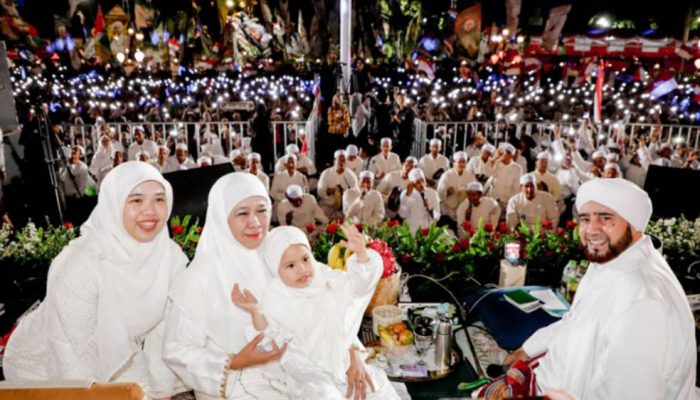 Rayakan HUT ke-80 RI, Ribuan Umat Padati Grahadi dalam Dzikir dan Sholawat Bersama