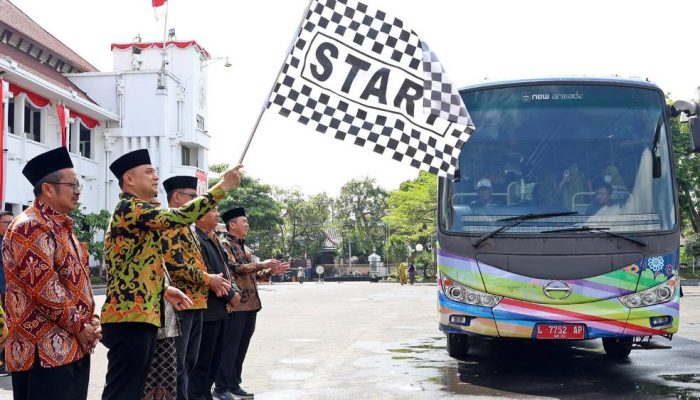 Optimistis Juara Umum, Wali Kota Eri Berangkatkan 56 Kafilah Surabaya untuk MTQ Jatim 2025