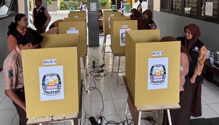 Inovasi Pemilu di SMPN 50 Surabaya: Demokrasi Modern Tanpa Kertas