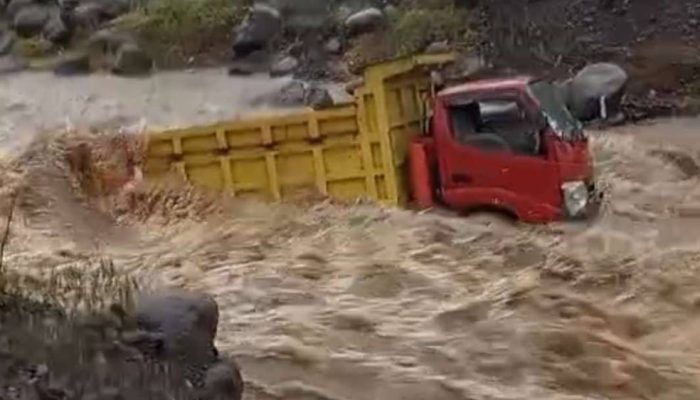 Lahar Dingin Semeru Menerjang, Satu Truk Penambang Pasir Terseret di Lumajang