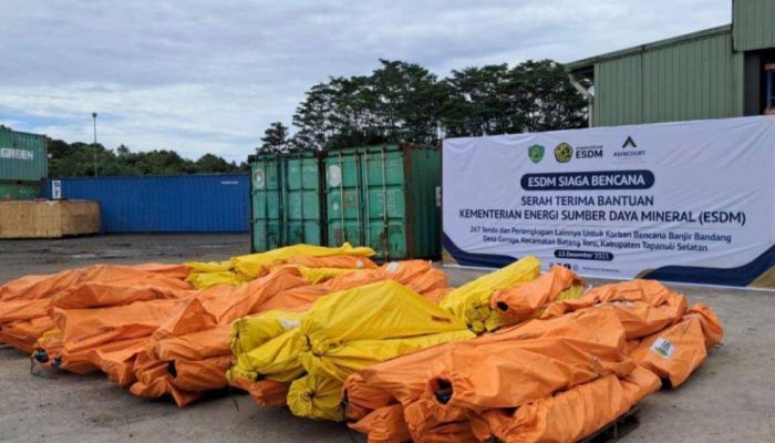 ESDM Salurkan Bantuan Kemanusiaan untuk Warga Terdampak Banjir Tapsel
