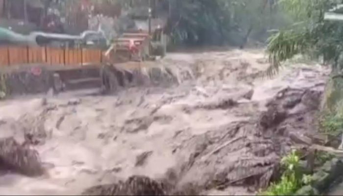 Banjir Bandang Terjang Wisata Guci Tegal
