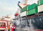 Kapal Peti Kemas Terbakar di Pelabuhan Tanjung Perak, Api Padam Setelah Empat Jam