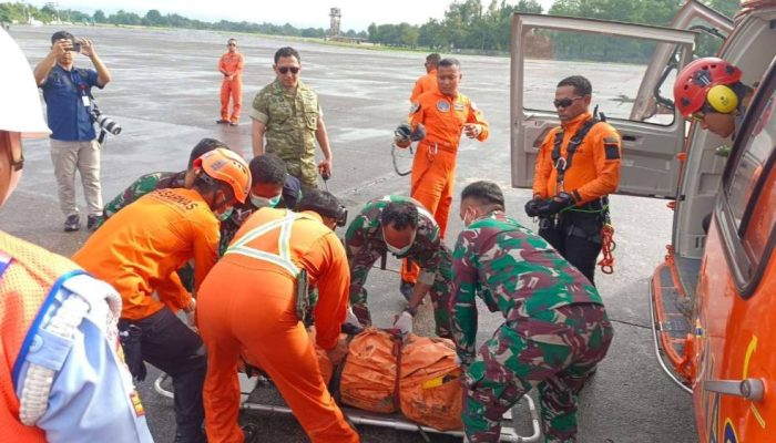 Evakuasi Udara Korban Pesawat ATR Berjalan Lancar di Tengah Medan Sulit