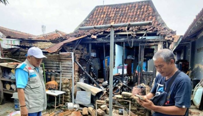 PLN UP3 Madura Tunjukkan Kepedulian, Salurkan Santunan Korban Kebakaran