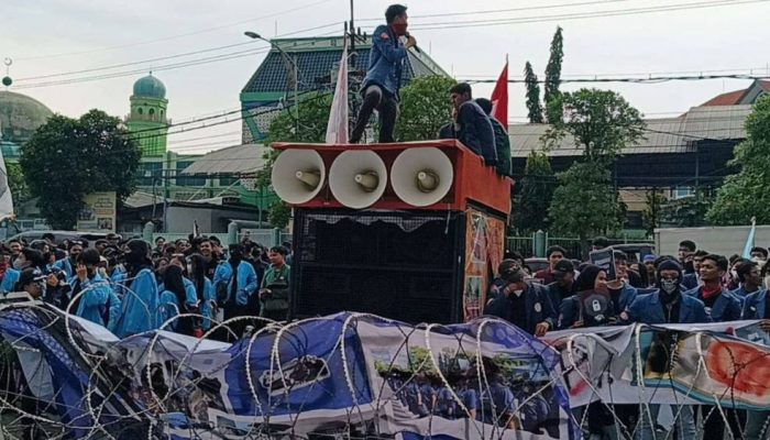 Ratusan Mahasiswa Gelar Aksi De(ad)mokrasi Indonesia II di DPRD Jatim, Sampaikan Lima Tuntutan