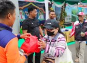 Momen Haru Idulfitri: Warga dan Driver Ojol Terima Sembako di Gedung Negara Grahadi