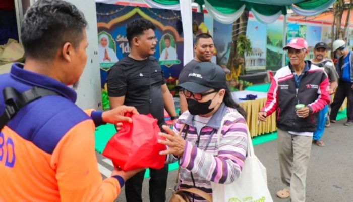 Momen Haru Idulfitri: Warga dan Driver Ojol Terima Sembako di Gedung Negara Grahadi
