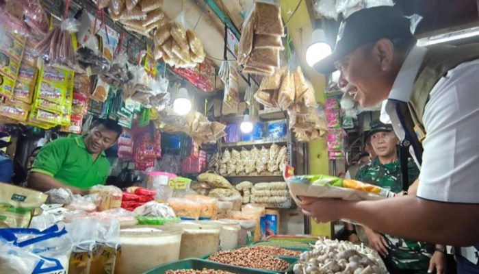 Pantau Harga di Pasar Wonokromo, Perum Bulog Klaim Pangan Stabil dan Terkendali