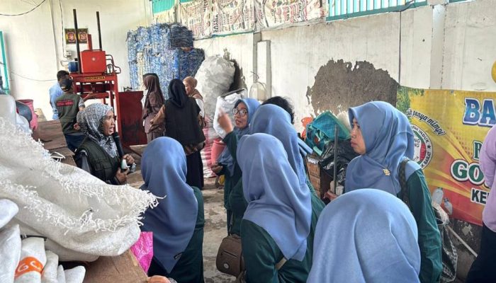 TPS Dorong Edukasi Bank Sampah, Warga Sidotopo Wetan Belajar ke Perak Barat