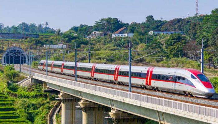 Kolaborasi KCIC dan KAI Services, Dining Car Whoosh Resmi Beroperasi