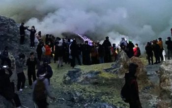 Tingkatkan Keselamatan Wisatawan, BKSDA Pasang ‘Panic Button’ di Bibir Kawah Ijen