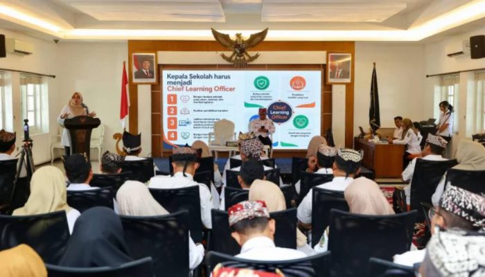 Bupati Ipuk Instruksikan Kepala Sekolah Perkuat Peran Sosial untuk Selamatkan Anak dari Putus Sekolah
