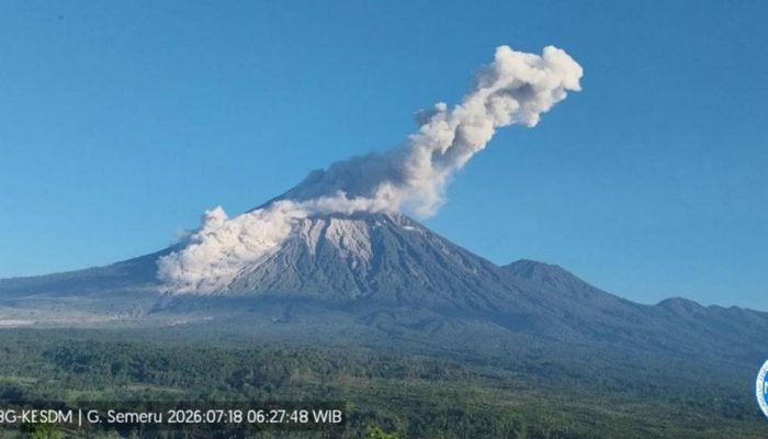 Gunung Semeru Erupsi Tiga Kali, Awan Panas Guguran Meluncur 3,5 Kilometer