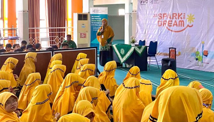 Belajar Kelola Uang dengan Cara Seru, FWD Insurance Edukasi Siswa SMP di Surabaya