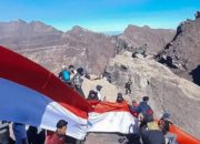 Ratusan Pendaki Kibarkan Bendera Merah Putih Sepanjang 81 Meter di Puncak Gunung Raung