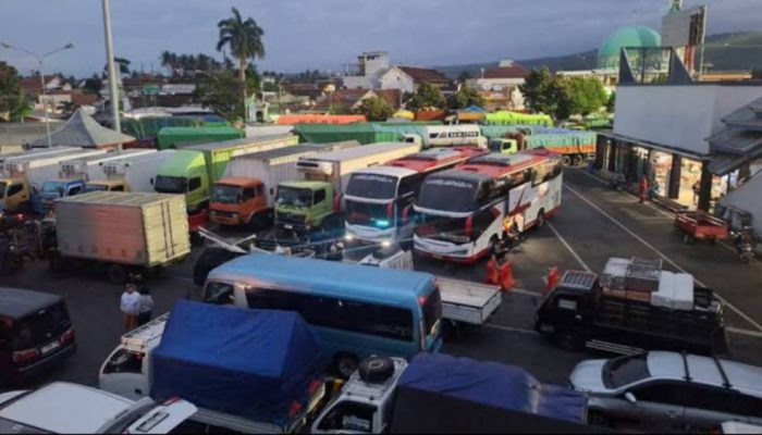 Polda Jatim Kerahkan 60 Personel Atasi Antrean Panjang Pelabuhan Ketapang