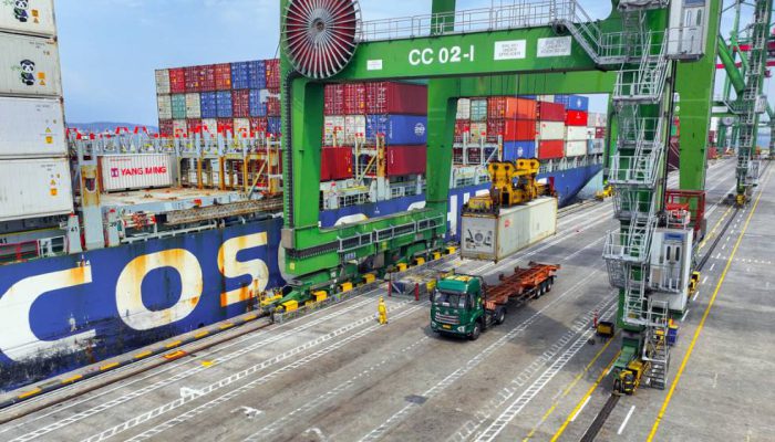 Arus Petikemas Terminal Teluk Lamong Tembus 2 Juta TEUs, Layanan Operasional Lampaui Target
