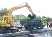 Jelang Musim Hujan, Sungai di Candi dan Tanggulangin Sidoarjo Dikeruk