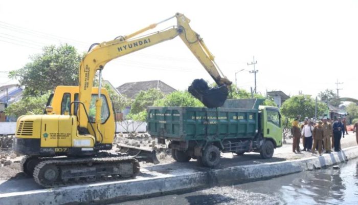 Jelang Musim Hujan, Sungai di Candi dan Tanggulangin Sidoarjo Dikeruk