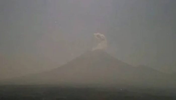Gunung Semeru Erupsi Enam Kali, Warga Dilarang Beraktivitas di Zona Rawan