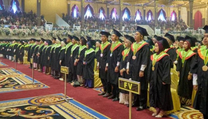 UNESA Dorong Wisudawan Periode 122 Lanjut S2-S3 dan Siap Hadapi Transformasi Digital