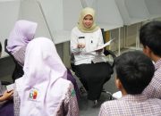 Telkomsel Apresiasi Guru SMAN 4 Surabaya, Sofie Mellyani Juara Terpujilah GURU