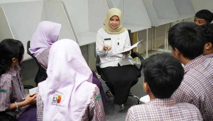 Telkomsel Apresiasi Guru SMAN 4 Surabaya, Sofie Mellyani Juara Terpujilah GURU