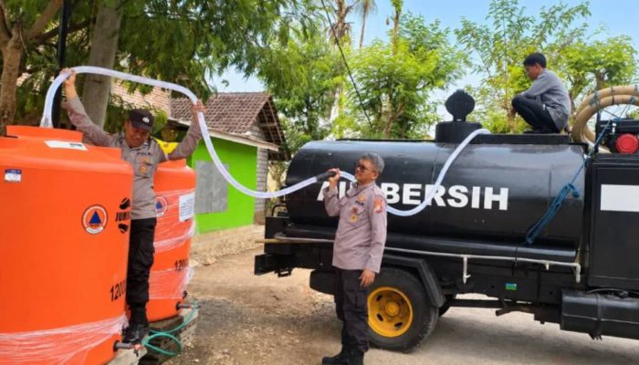 Polres Malang Salurkan 35 Ribu Liter Air Bersih untuk Warga Terdampak Kekeringan