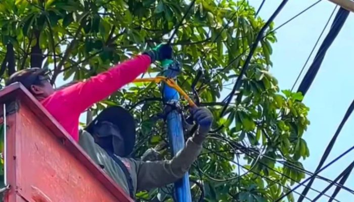 Surabaya Bersih dari Tiang dan Kabel Ilegal, Pemkot Lanjutkan Penertiban Bertahap