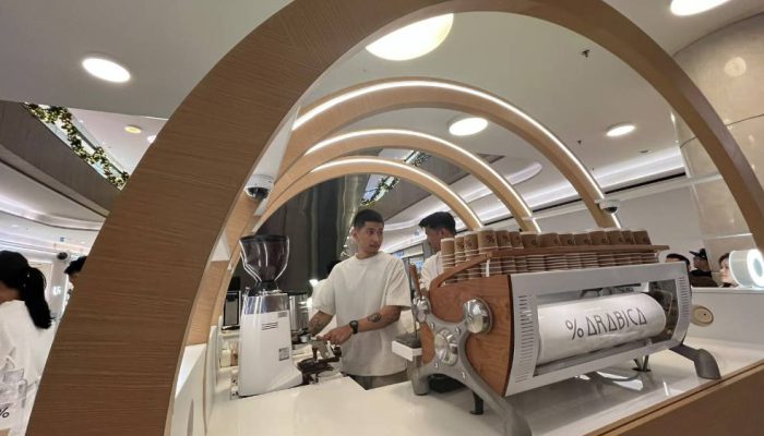 Manjakan Pecinta Kopi Surabaya, % Arabica Buka Gerai Terbaru Berdesain Modular Unik
